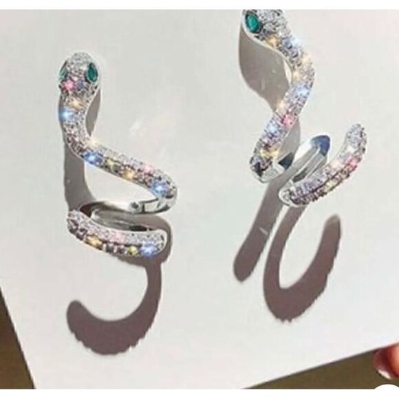 🐍 Betsey Johnson glistening crystal snake studs with green crystal eyes 🐍 - Picture 2 of 4